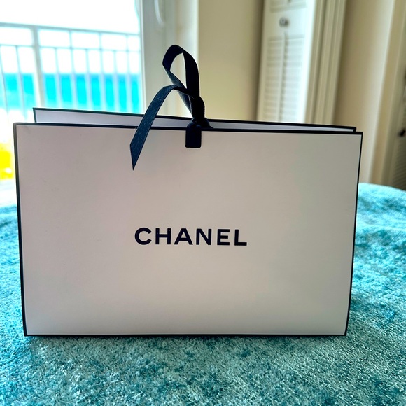 UNISEX NWOT CHANEL WHITE GIFT BAG WITH BLACK CHANEL LIKE SUEDE POUCH AUTHENTIC - Picture 4 of 7